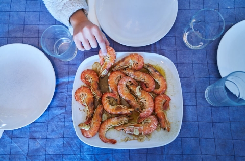 Langostinos en la mesa