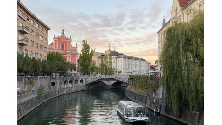 Fiume e centro di Lubiana al tramonto