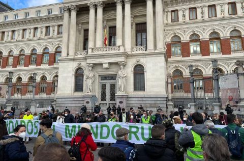 Manifestantes mundo rural frente al Ministerio de Agricultura
