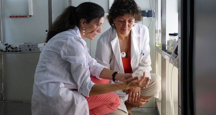 Marta Vila (iz) y Rosa León, Universidad de Huelva