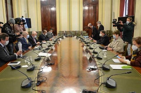 Ministro Planas durante reunión con sector acuícola y pesquero