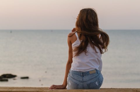 mujer mirando el mar