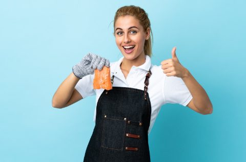 Mujer con pescado y pulgar arriba