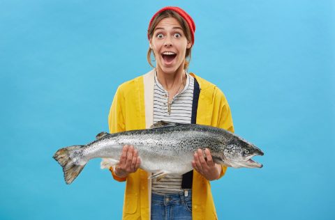 Mujer feliz con salmón