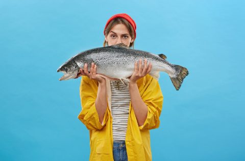 mujer tapa cara con salmón