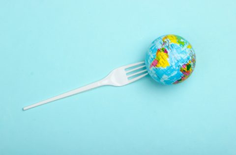 Mundo pinchado por tenedor