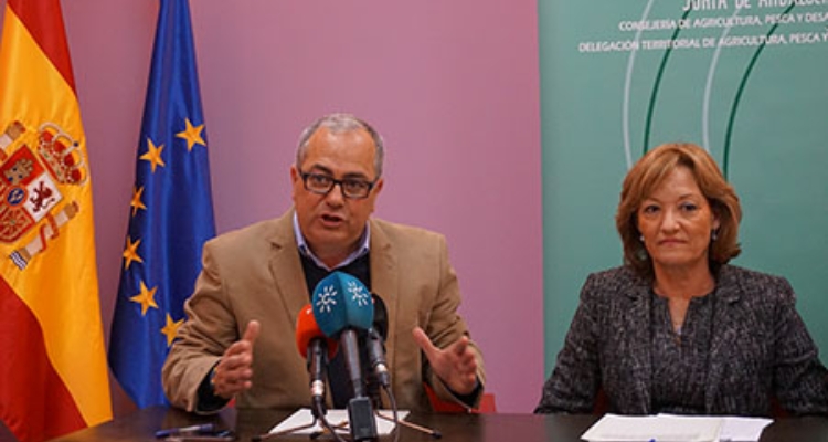 Nicolás Fernández (Cofradía Conil) - Carmen Ortíz (presidenta IFAPA)