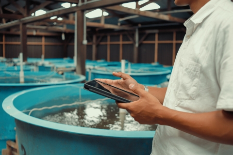 operario con tablet en sistema de recirculación