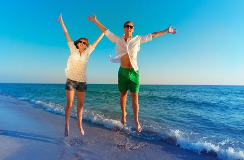 Pareja Feliz en el Mar