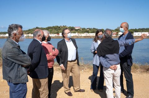 Patricia Cavadas (PSOE), alcaldesa de San Fernando con representantes CTAQUA y UCA