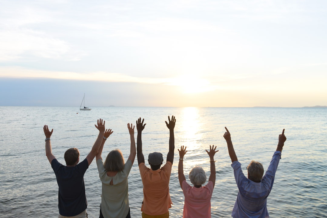 Personas mirando océano