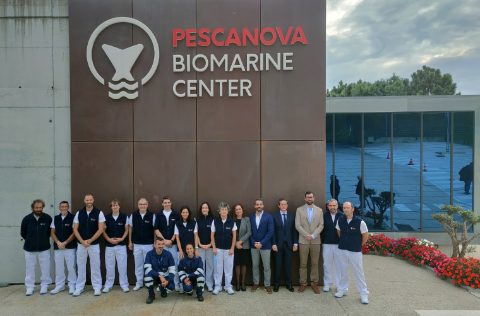 Pescanova Biomarine Center. Personal frente a la fachada