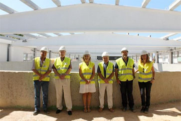 Posado durante la visita al ICRA