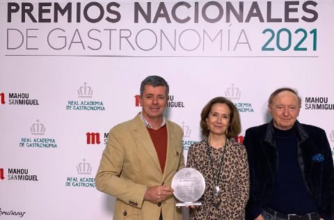 Juan Martín Bermúdez con el premio gastronómico 2021