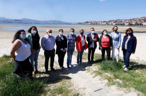 Rosa Quintana reunida con un grupo de mariscadores en Moaña (25 mayo 2021)
