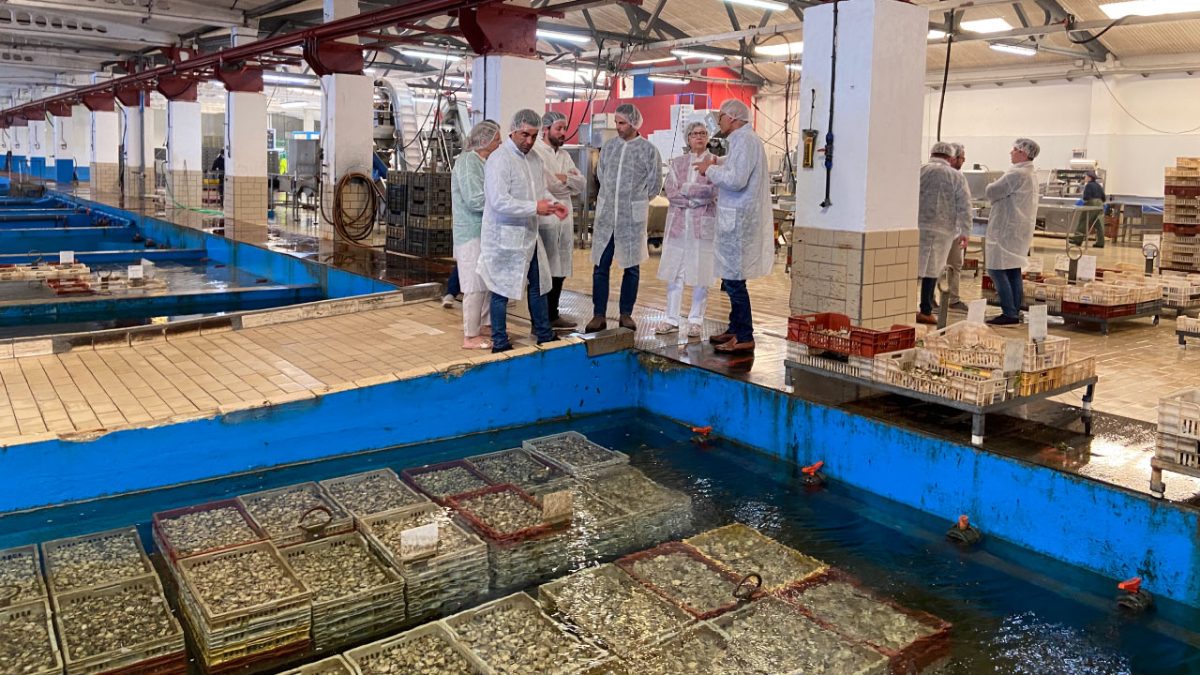 Rosa Quintana durante una visita a una depuradora en el puerto de Tragove