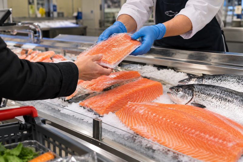 El retroceso de los precios del salmón hace caer un 46% la rentabilidad de la acuicultura noruega