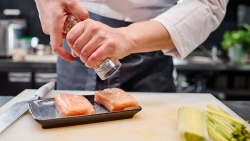 Comer pescado rico en omega-3 reduce el riesgo de cáncer de colon