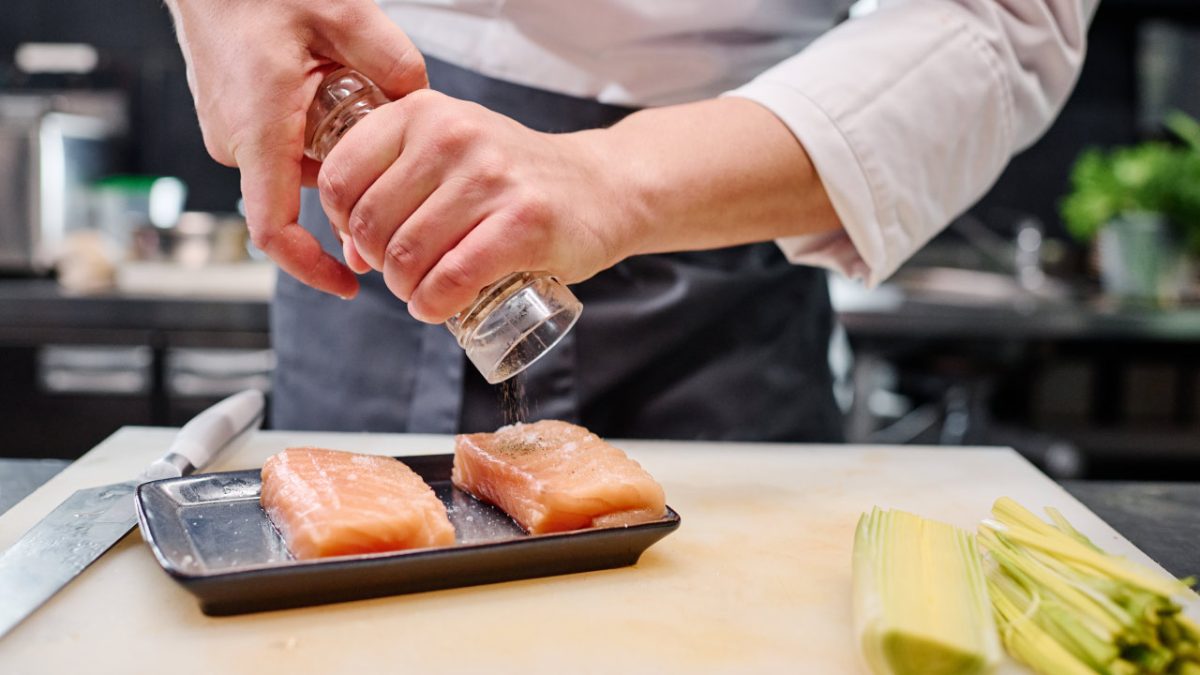 Salpimentando lomos de salmón