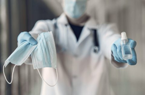 Sanitario sujeta mascarillas y medicamento