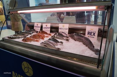 La feria donde el pescado y el marisco están en el centro del escenario