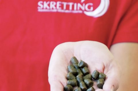 Skretting, logo y pienso