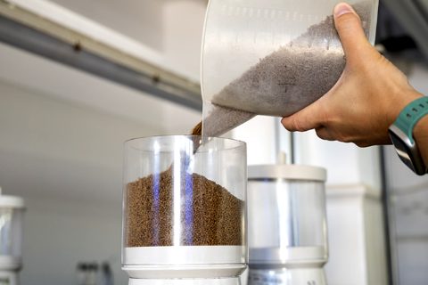 llenando alimentador de acuicultura