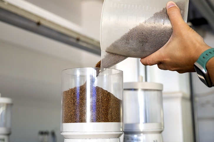 llenando alimentador de acuicultura llenando alimentador de acuicultura