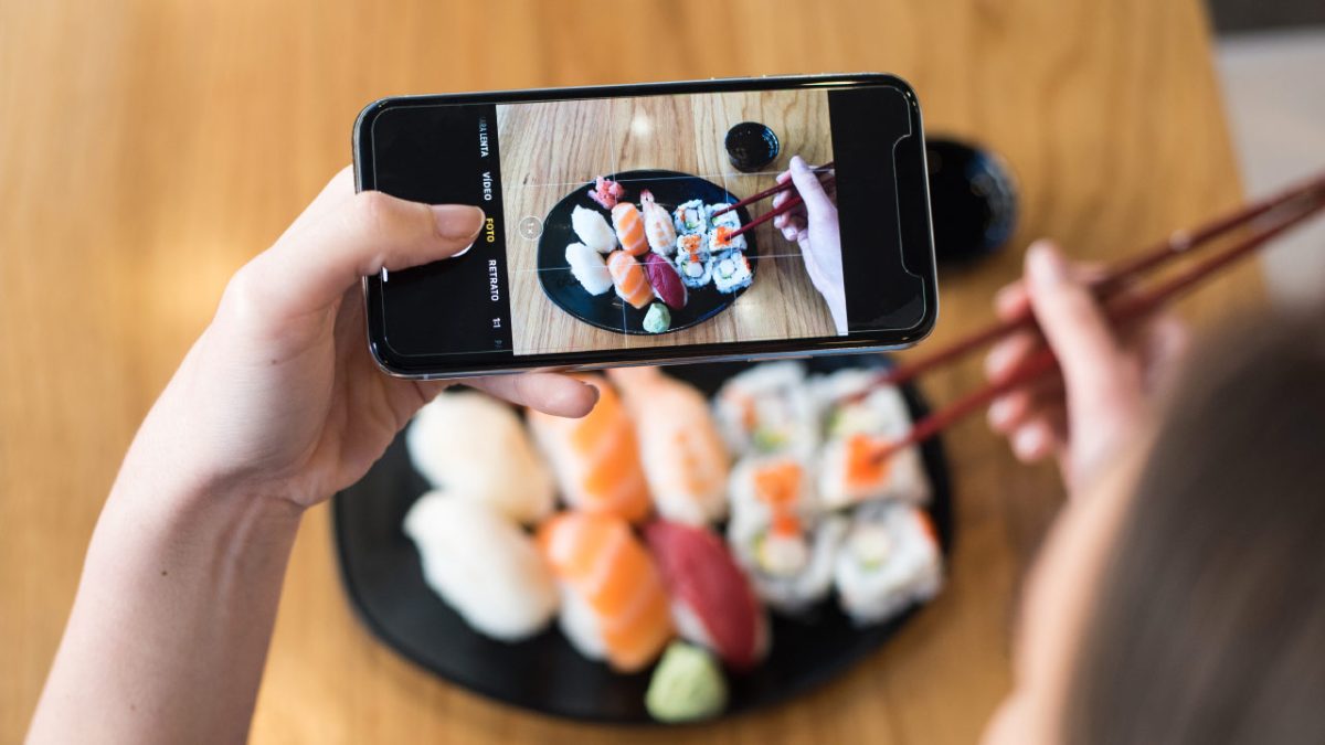 Tomando foto a un plato de sushi