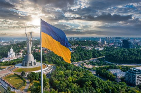 Ucrania, bandera ciudad al fondo