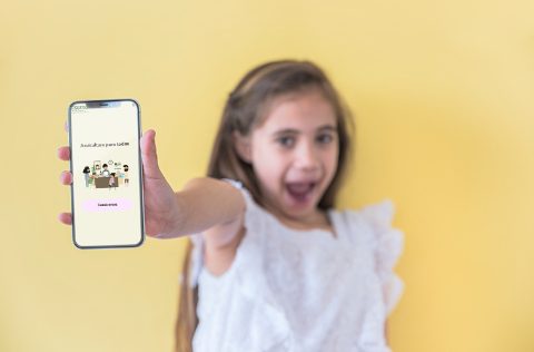 Niña con móvil e imagen de acuiculturaparatodos.es