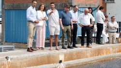 Ángeles Vázquez y Alfonso Villares muestran su apoyo a Ostreira, que podría cerrar a causa de Costas