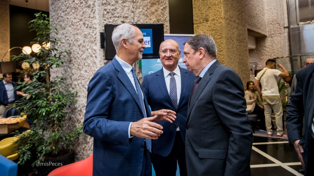 Javier Ojeda (izq), Carlos Rendón (centro) de APROMAR, junto a Luis Planas (MAPA) Javier Ojeda (izq), Carlos Rendón (centro) de APROMAR, junto a Luis Planas (MAPA)
