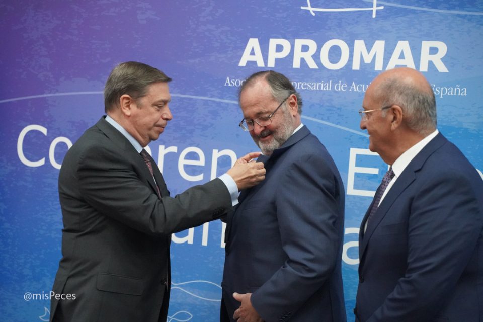 Ministro Luis Planas condecora JM García de Lomas