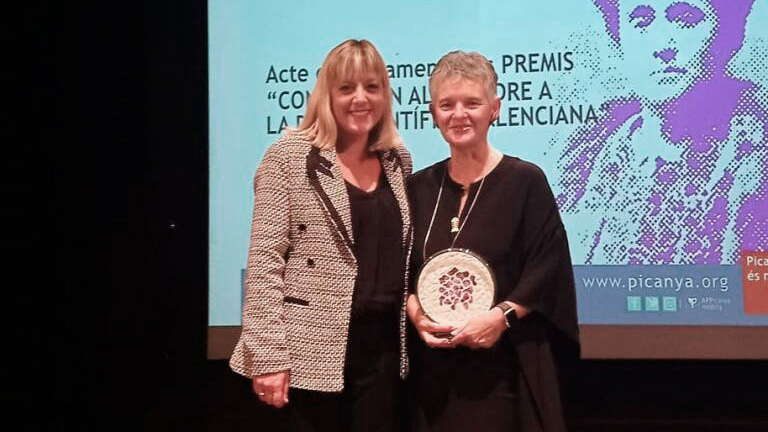 Ariadna Sitjà recibe premio mujer científica