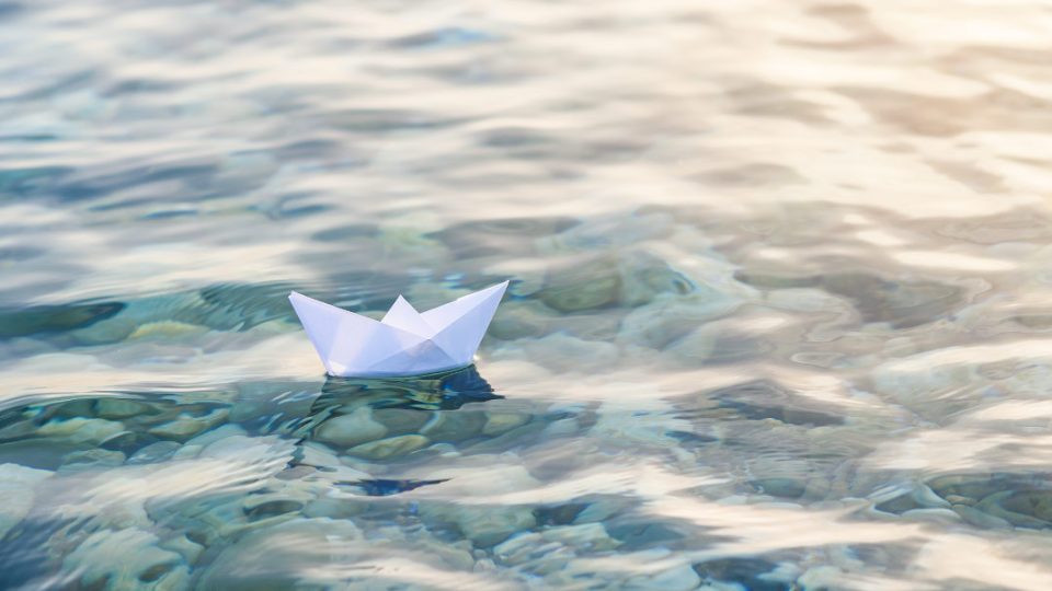 Barco de papel en el mar