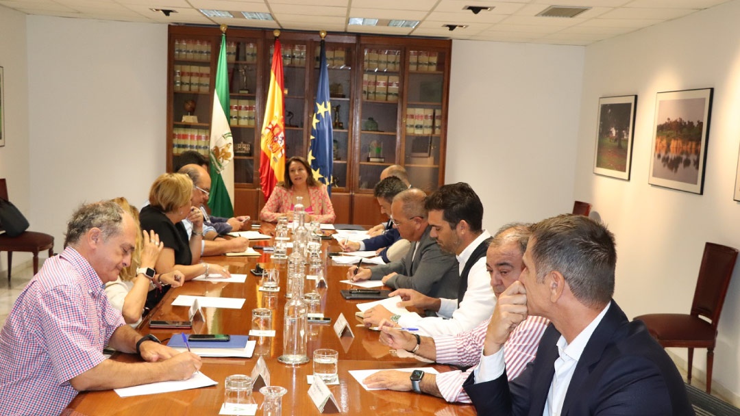 Carmen Crespo en una reunión con el sector pesquero