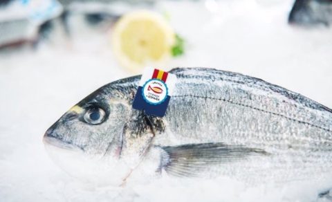 Dorada con el sello 'Crianza de nuestros mares y ríos'