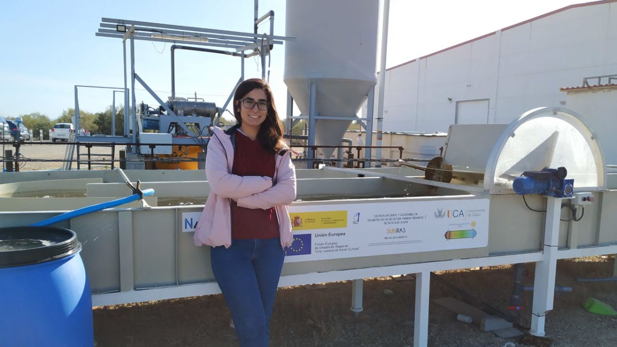 Elena Villar en el reactor de microalgas