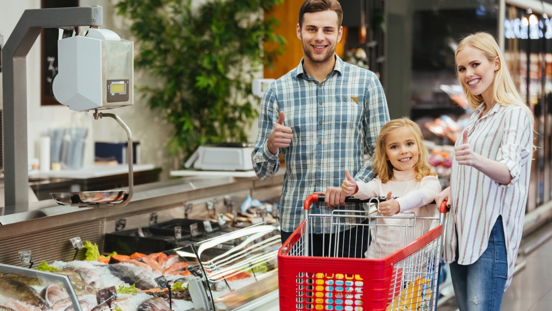 Familia en supermercado Familia en supermercado