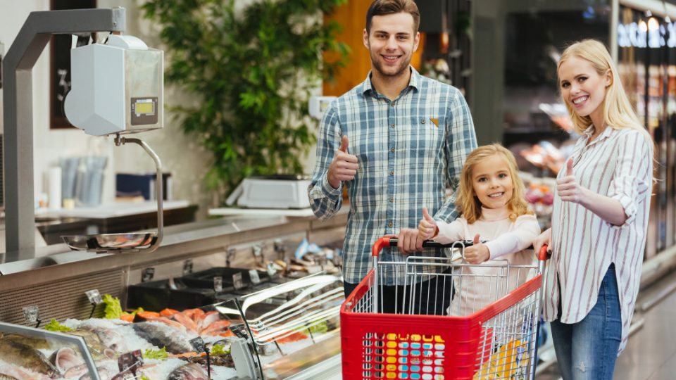 Familia en supermercado