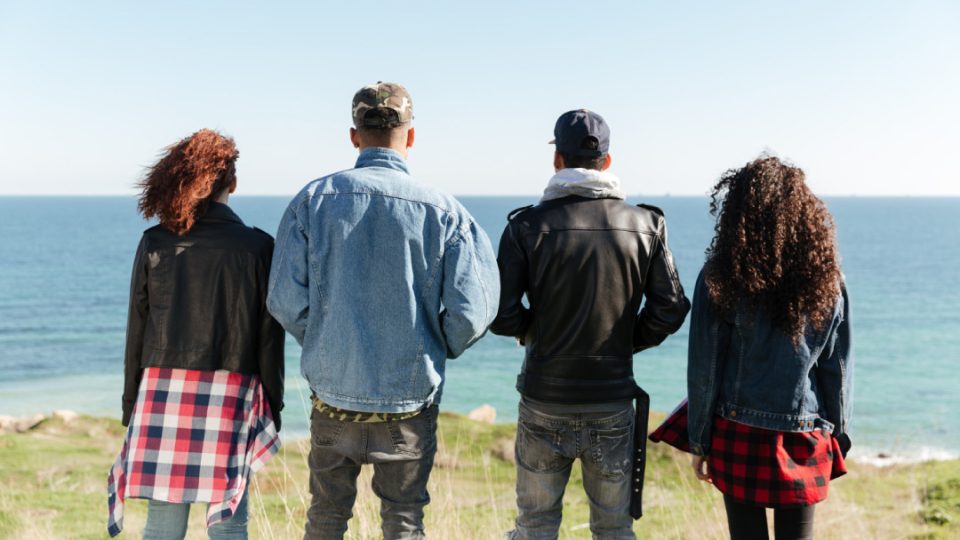Grupo de personas frente al mar