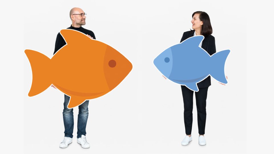 Hombre y mujer sostienen peces