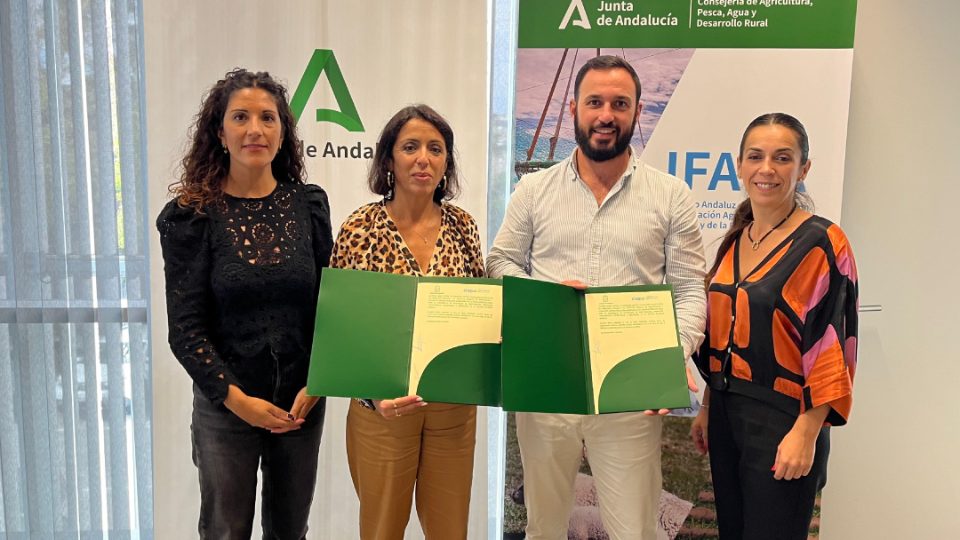Durante la firma del acuerdo de colaboración | IFAPA
