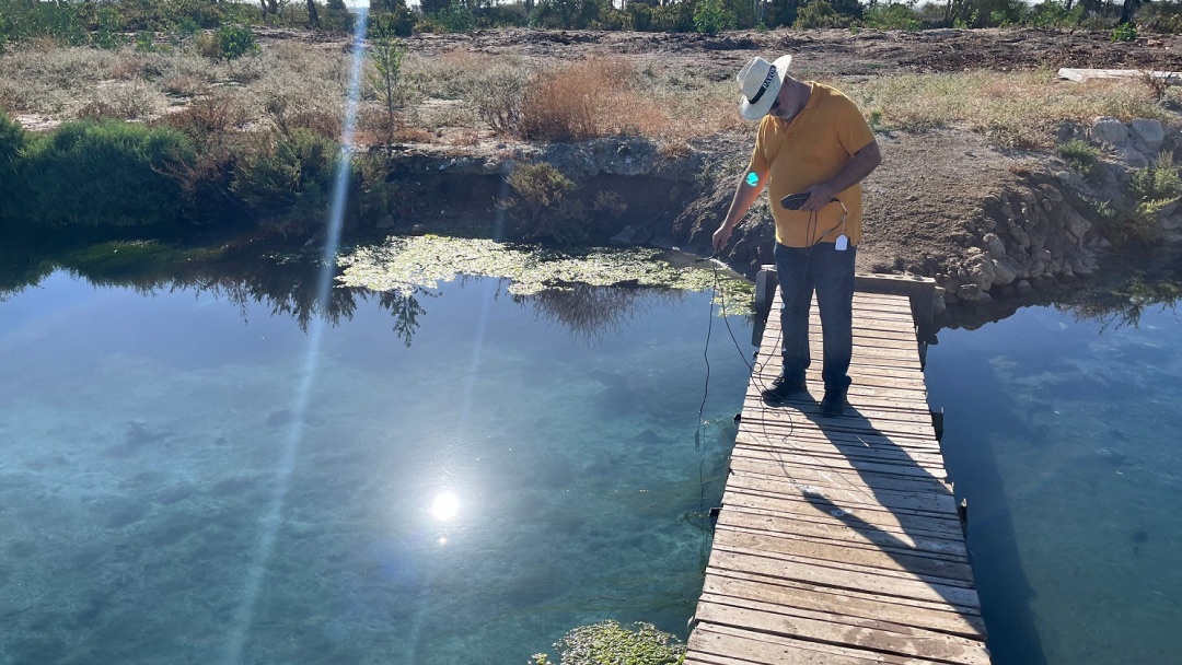 Técnico de IFAPA midiendo oxígeno en el agua Técnico de IFAPA midiendo oxígeno en el agua