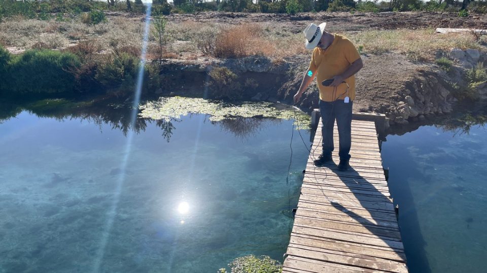 Técnico de IFAPA midiendo oxígeno en el agua