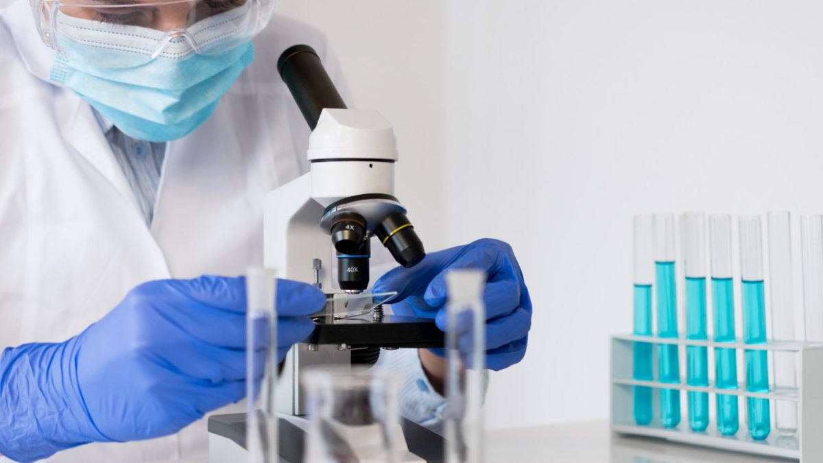 Investigadora en microscopio
