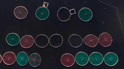 Jaulas de acuicultura en su vista en drone