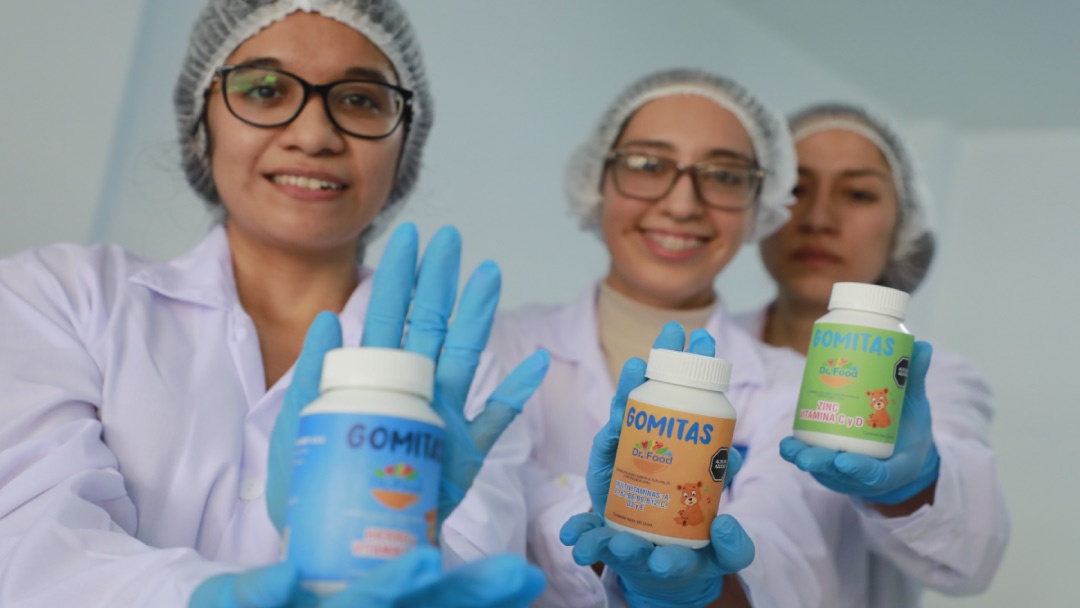 Jóvenes ingenieras con gominolas de algas Jóvenes ingenieras con gominolas de algas