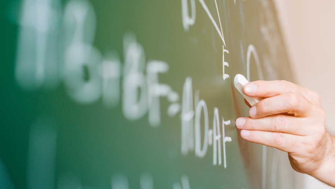 Mano de profesor de matemáticas Mano de profesor de matemáticas